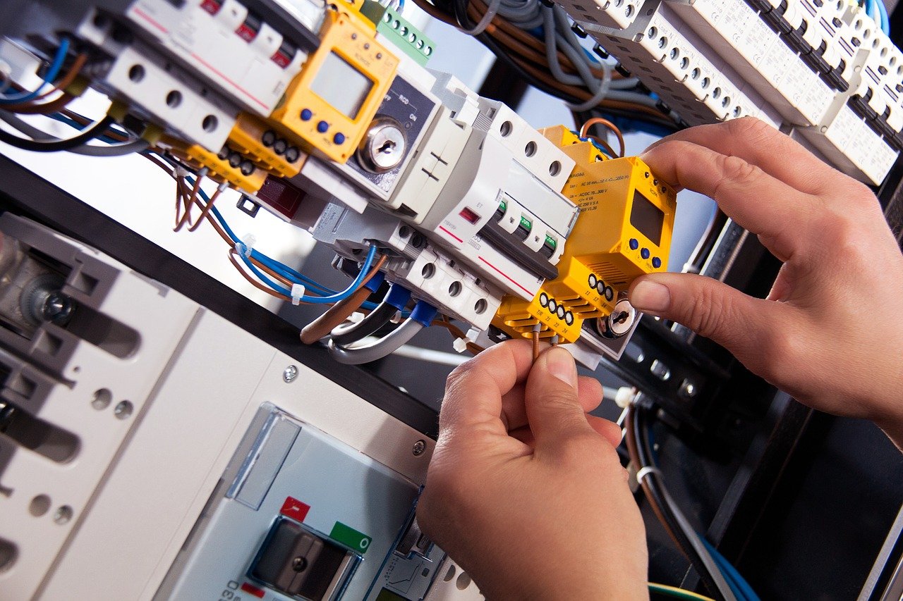 Jak zabezpieczyć kable i instalacje elektryczną?